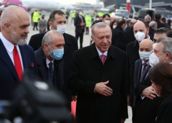 E gjithë qeveria në aeroport për të pritur Erdogan (FOTO)