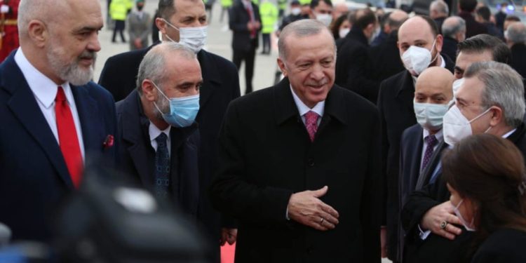 E gjithë qeveria në aeroport për të pritur Erdogan (FOTO)