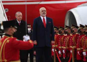 E gjithë qeveria në aeroport për të pritur Erdogan (FOTO)