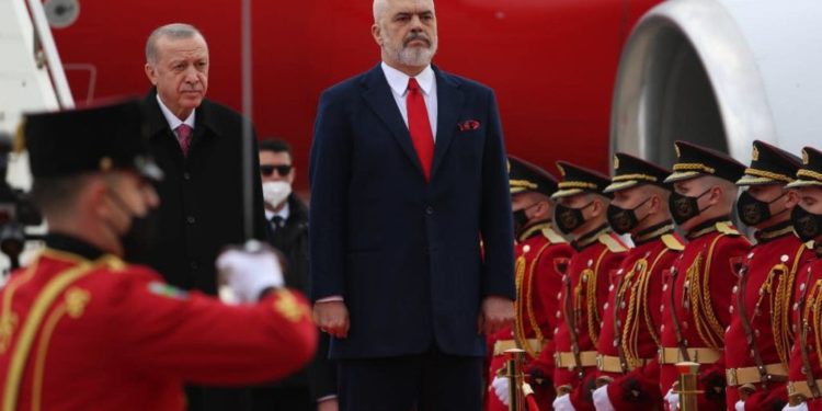 E gjithë qeveria në aeroport për të pritur Erdogan (FOTO)