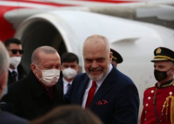 E gjithë qeveria në aeroport për të pritur Erdogan (FOTO)