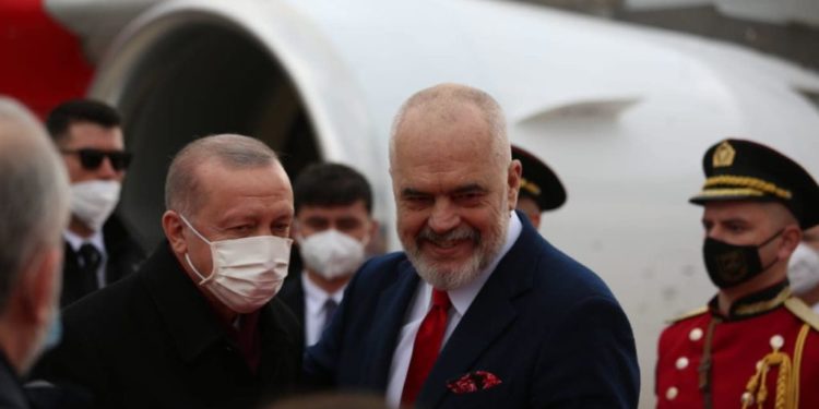 E gjithë qeveria në aeroport për të pritur Erdogan (FOTO)