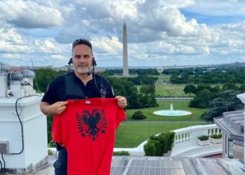 Mrekulli, flamuri shqiptar në tarracën e Shtëpisë së Bardhë