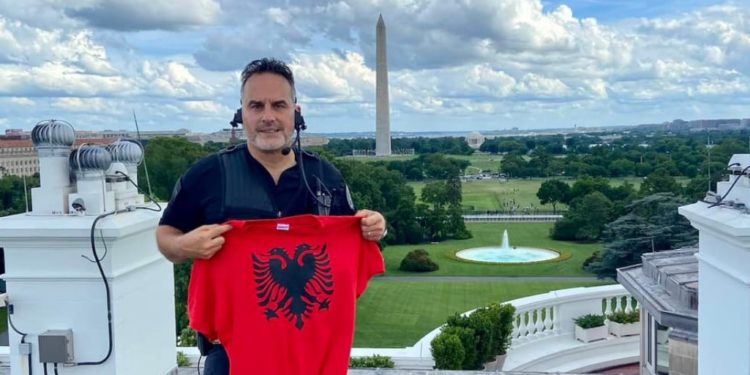 Mrekulli, flamuri shqiptar në tarracën e Shtëpisë së Bardhë