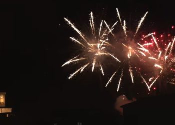 Spektakli i fishekzjarreve, si u prit viti i ri në Gjirokastër (VIDEO)