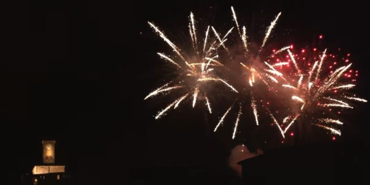 Spektakli i fishekzjarreve, si u prit viti i ri në Gjirokastër (VIDEO)