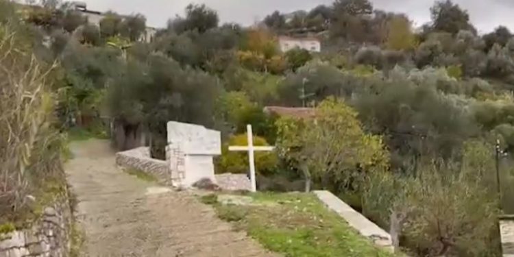 Njihuni me fshatin e Finiqit që ka vetëm një të punësuar, të tjeret mbahen me ndihma nga emigrantët (VIDEO)