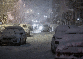 Greqia goditet nga stuhia e dëborës, ushtria del në terren për hapjen e rrugëve