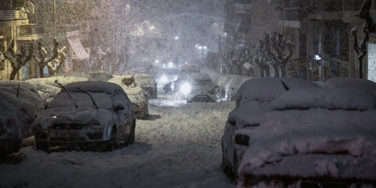 Greqia goditet nga stuhia e dëborës, ushtria del në terren për hapjen e rrugëve