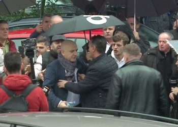 Përplasje në PD, njerëzit e Berishës nuk lejojnë Roland Bejkon të futet në seli: Kështu më kanë sulmuar enveristët në Gjirokastër (VIDEO)