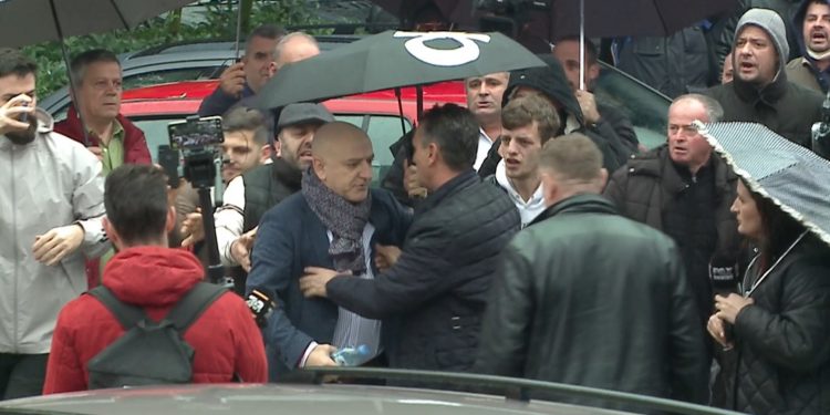 Përplasje në PD, njerëzit e Berishës nuk lejojnë Roland Bejkon të futet në seli: Kështu më kanë sulmuar enveristët në Gjirokastër (VIDEO)