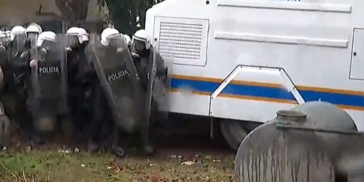 Ndërhyn Policia e Shtetit: Kanë kërkuar ndihmë një grup deputetësh në selinë e PD-së