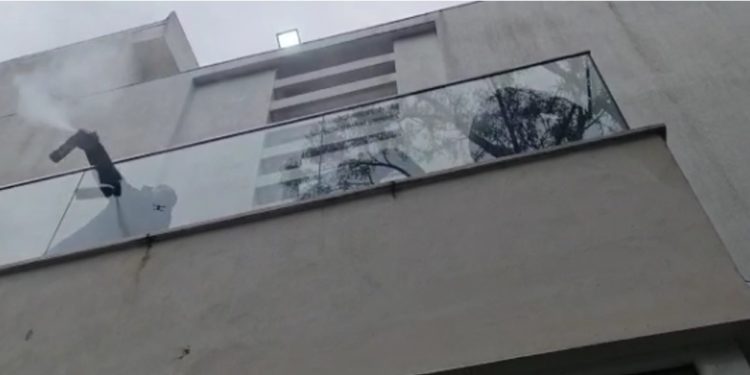 Shkopinj kokës dhe gaz lotsjellës, momenti kur njerëzit e Bashës sulmojnë mbështetësit e Berishës (VIDEO)