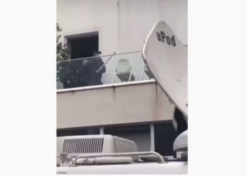 VIDEO/ Momenti kur kërcet shkopi dhe lëshohet gazi lotsjellës nga njerëzit e Bashës