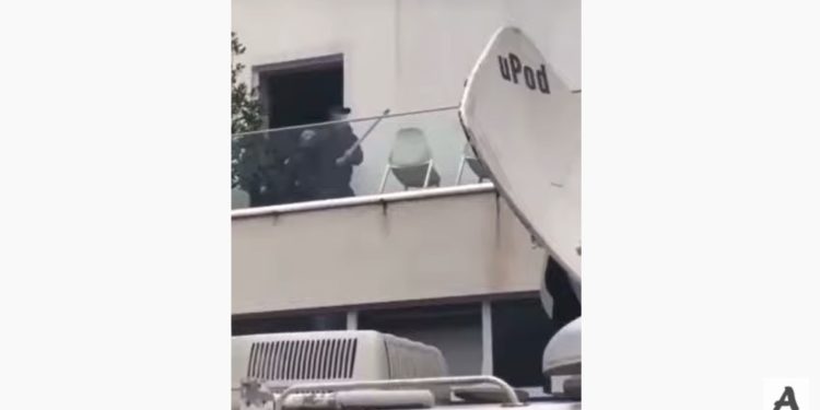 VIDEO/ Momenti kur kërcet shkopi dhe lëshohet gazi lotsjellës nga njerëzit e Bashës