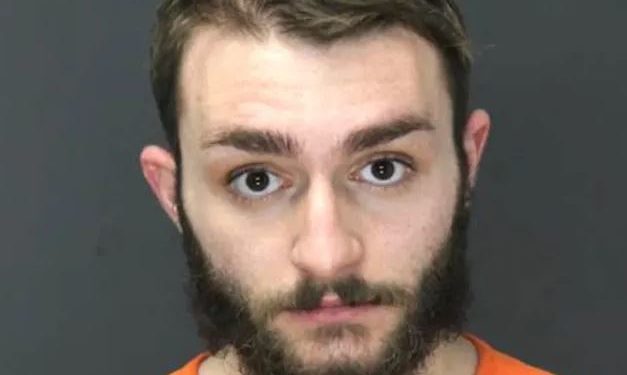 Goditi me thikë nënën e tij natën e ndërrimit të viteve, flet 25-vjeçari shqiptar: Ajo qeshi me mua