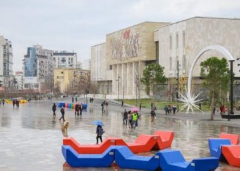 Jetëgjatësia e shqiptarëve në 70 vjet u rrit me 42%, por u tkurr nga pandemia