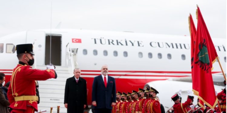 Erdogan: Kur Shqipëria dhe Turqia bashkojnë duart gjithçka zgjidhet
