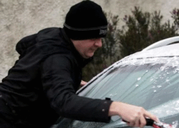 Akull në xhamin e përparmë të makinës, ja çfarë duhet të bëni