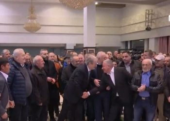 Berisha nis takimin në Gjirokastër me një përqafim me Spiro Kserën, ish-ministrin e tij të dënuar për korrupsion