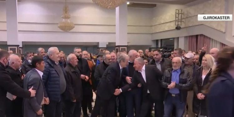 Berisha nis takimin në Gjirokastër me një përqafim me Spiro Kserën, ish-ministrin e tij të dënuar për korrupsion
