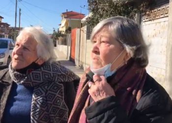 “Na ka dhimbur shpirti”, fqinjët e përlotur flasin për vrasjen e 50 vjeçares në Fier nga bashkëshorti