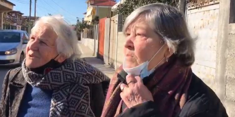 “Na ka dhimbur shpirti”, fqinjët e përlotur flasin për vrasjen e 50 vjeçares në Fier nga bashkëshorti