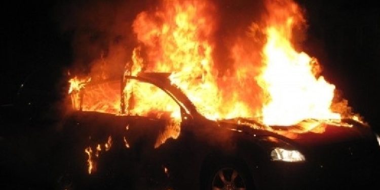 Vlorë, digjet gjatë natës një makinë