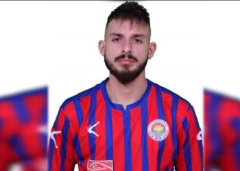 Detaji tronditës, në stadium ishte edhe nëna e futbollistit shqiptar që humbi jetën në Greqi