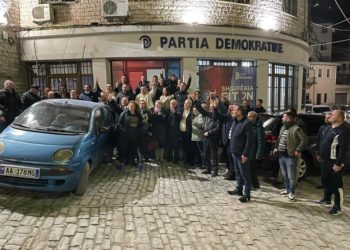 Dashua me Tritanin mbledhin “Foltoren” e Gjirokastrës, i pranishëm edhe Spiro Ksera, ish-ministri Berishës i dënuar për korrupsion (FOTO)