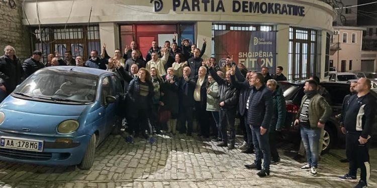 Dashua me Tritanin mbledhin “Foltoren” e Gjirokastrës, i pranishëm edhe Spiro Ksera, ish-ministri Berishës i dënuar për korrupsion (FOTO)