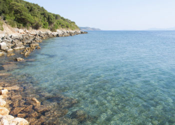 Tentuan të trafikonin kanabis nga Ksamili në Korfuz, dy të arrestuar, një në kërkim