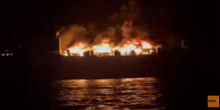 Trageti përfshihet nga zjarri, flakët duken edhe nga bregdeti shqiptar (VIDEO)