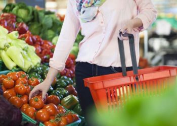 30 lekë domatja në Lushnje, deri në 170 lekë në Tiranë. Pse krijohet kjo diferencë e madhe nga fermeri e konsumatori?
