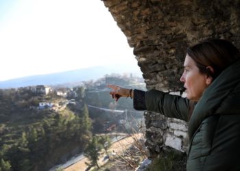 Kumbaro porosit Golemin të fillojë me gjobat: Po hidhini more plehrat aty ku janë për t’u hedhur. Na rroftë që flasim për turizëm në Gjirokastër