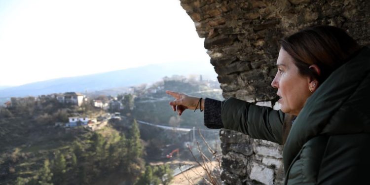 Kumbaro porosit Golemin të fillojë me gjobat: Po hidhini more plehrat aty ku janë për t’u hedhur. Na rroftë që flasim për turizëm në Gjirokastër