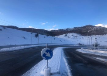 Dëborë dhe ngricë në disa zona të vendit, ja rrugët ku kalohet me vështirësi