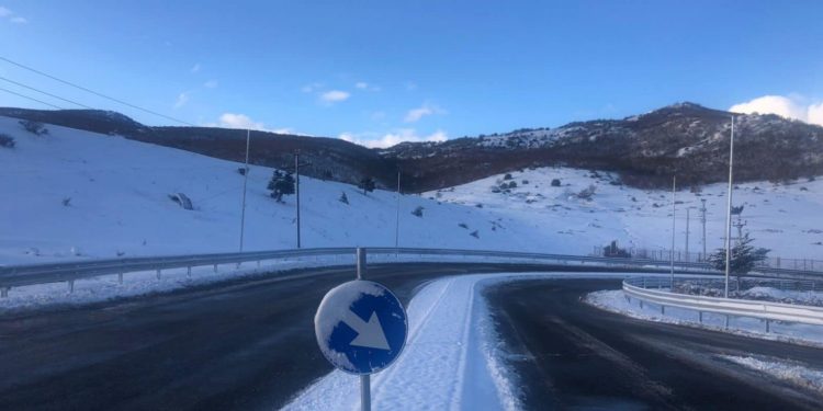 Dëborë dhe ngricë në disa zona të vendit, ja rrugët ku kalohet me vështirësi