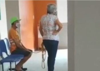 Gruaja lidh burrin me litar dhe e detyron që të vaksinohet