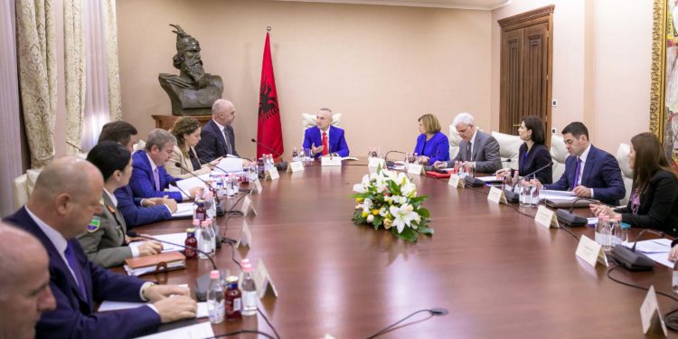 Prag lufte në Ukrainë, Meta thërret Këshillin e Sigurisë Kombëtare