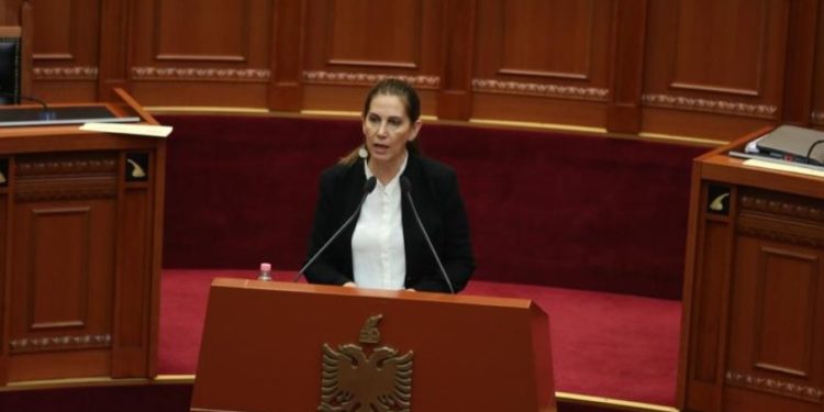 Çmimet e ‘çmendura’ në plazhet shqiptare, Kumbaro paralajmëron kontrolle të rrepta