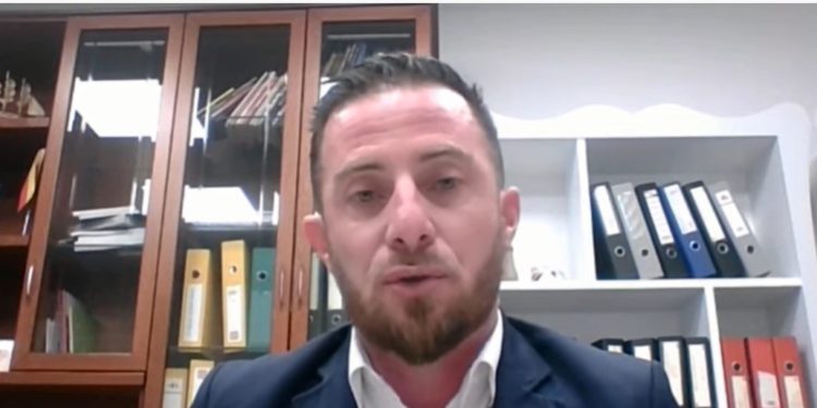 Farsa e zgjedhjeve te shoqata e futbollit Gjirokastër, përfaqësuesi i Akademisë së Luftëtarit denoncon me emra (VIDEO)