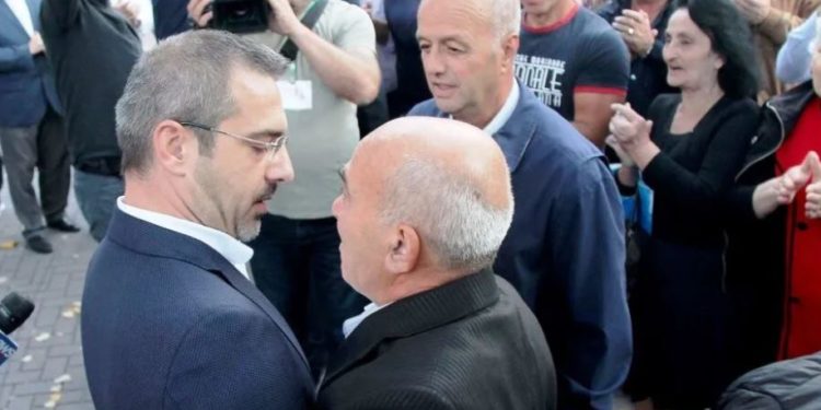 Flet babai i Saimir Tahirit: Deputetë të PS më kanë marrë në telefon