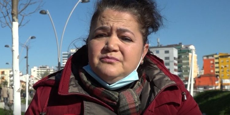 ‘Çmenduri’ shqiptare/ Edukatorja del e para në portal, por i mohojnë vendin e punës sepse ka qenë me PD-në