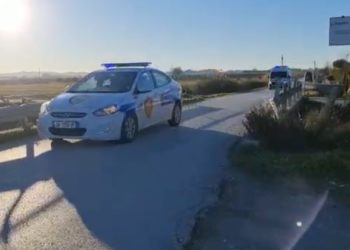 Saimir Tahiri mbërrin në burgun e Fierit (VIDEO)