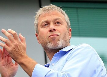 Pushtimi i Ukrainës, Britania i ndalon hyrjen pronarit rus të Chelsea, Roman Abramovich