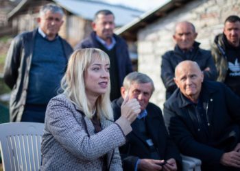 Blegtorët e Dropullit ankohen për çmimin e qumështit, Frida Krifca i mbledh në takim: Uluni bashkë dhe vendosni me sa do ta shisni (FOTO)