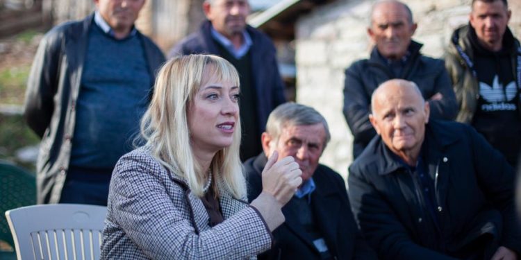 Blegtorët e Dropullit ankohen për çmimin e qumështit, Frida Krifca i mbledh në takim: Uluni bashkë dhe vendosni me sa do ta shisni (FOTO)
