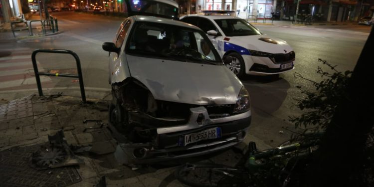 Aksident në mesnatë, makina del nga rruga dhe përplaset me mbrojtëset metalike (FOTO)