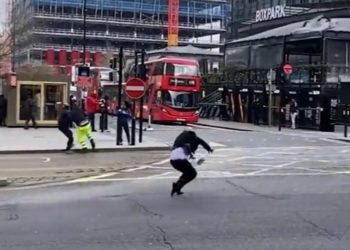 Stuhi në Londër, shihni se si era rrëzon njerëzit nëpër rrugë (VIDEO)